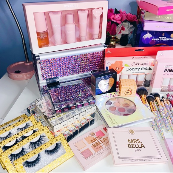 MAKEUP - Picture 2 of 9